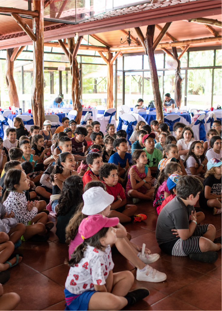 Niños en campamento felices card